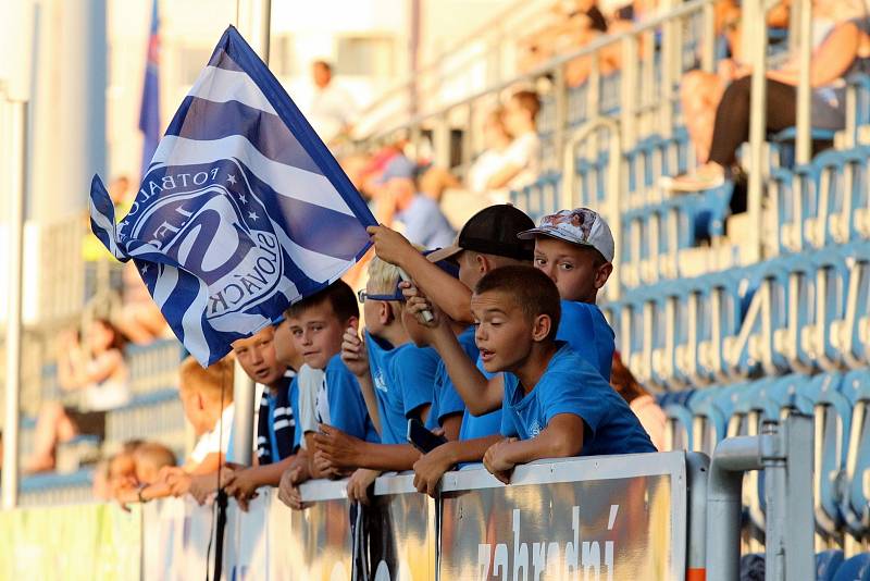 Fotbalisté Slovácka (bílé dresy) ve čtvrtek večer hostili  v odvetě Evropské konferenční ligy bulharský celek Lokomotiv Plovdiv.