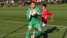 Derby fotbalistů Uherského Brodu (červené dresy) s béčkem Slovácka