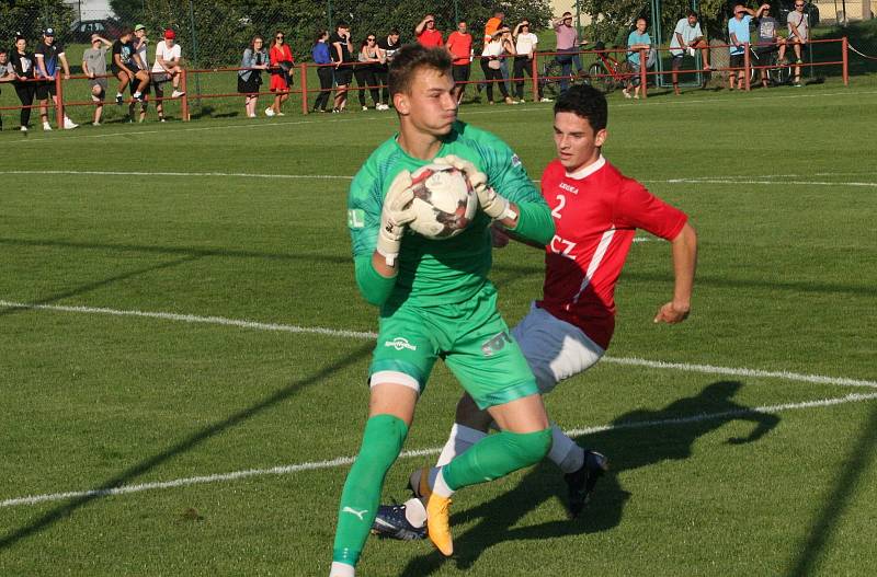 Derby fotbalistů Uherského Brodu (červené dresy) s béčkem Slovácka