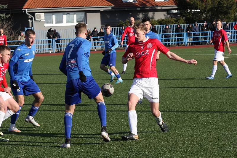 Fotbalisté Uherského Brodu (červené dresy) v 19. kole MSFL podlehli doma na Lapači Otrokovicím 2:3.