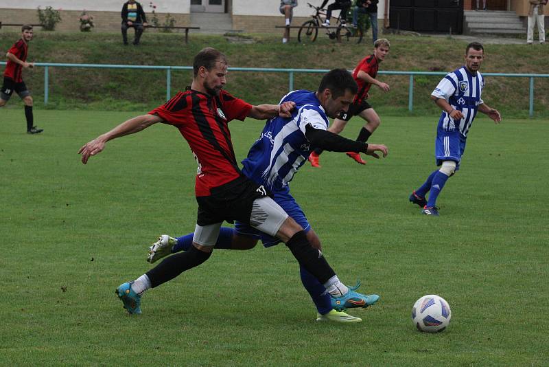 Fotbalisté Zlechova (červené dresy) prohráli ve 2. kole krajského poháru s Nedachlebicemi 1:2 na penalty.