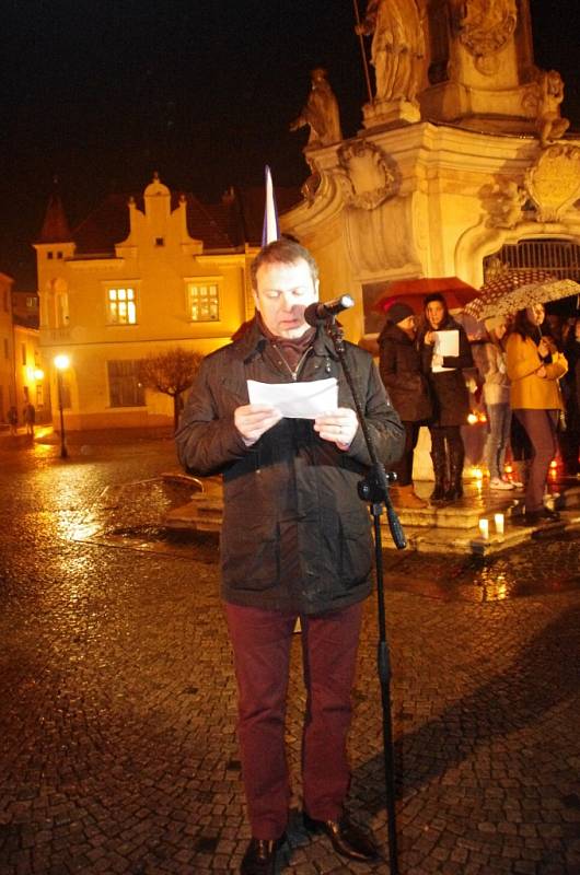 Ani vydatný déšť neodradil v pondělí 17. listopadu v Uherském Hradišti na tři stovky těch, kteří si 17 minut po 17. hodině přišli k morovému sloupu na tamní Mariánské náměstí zavzpomínat na revoluční dny před čtvrt stoletím.