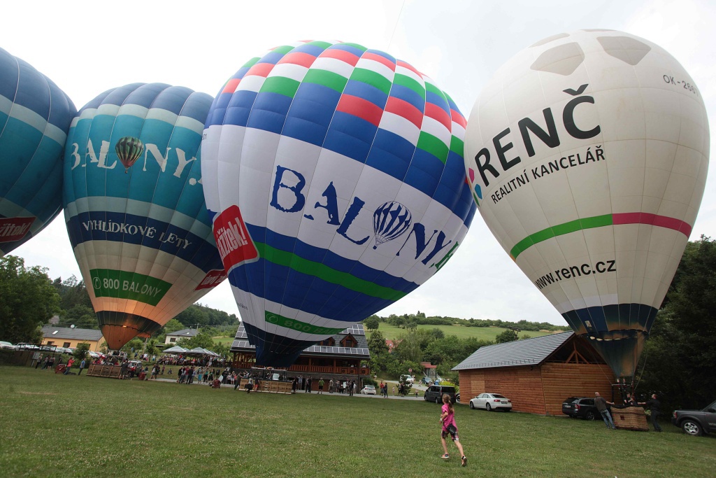 FOTO, VIDEO: Obr mezi balony letěl nad Břestkem. Unese 24 lidí - Slovácký  deník