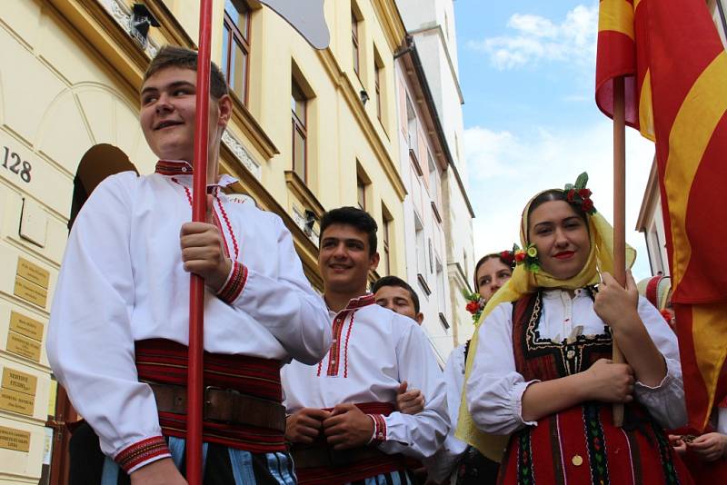 Krojovaný průvod v ulicích Uherského Hradiště tradičně patří k zahájení Kunovského léta. 