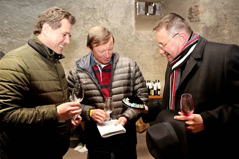 NA BUCHLOVĚ. Reprezentativní výstavu vybraných odrůd vín si v sobotu nenechaly ujít stovky vínomilců.