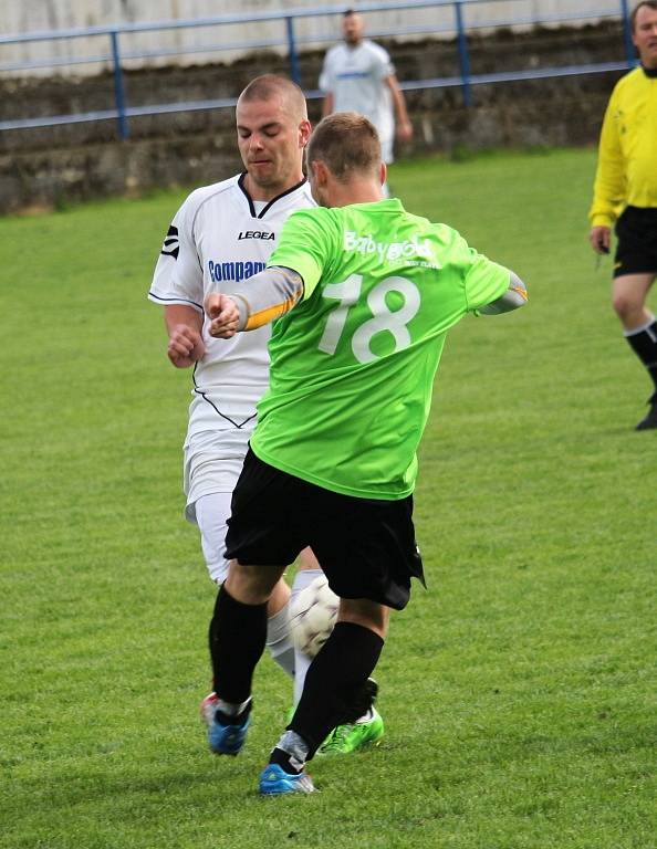 21. kolo Okresní přebor OFS Uherské Hradiště:  Jarošov (v bílém) – Bílovice 5:0