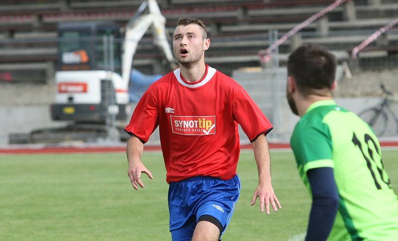 Fotbalisté Hluku (v červených dresech) přestříleli v derby Dolní Němčí 6:3 a bez prohry ovládli Corona Cup.