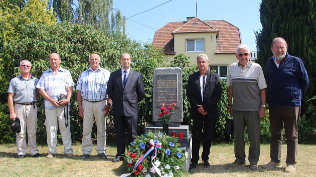 Připomenout si tragickou událost letecké katastrofy v Nedakonicích, kde před čtyřiceti lety havarovalo letadlo se čtyřčlennou československou-sovětskou posádkou, přišli zástupci obce i pamětníci LETu.