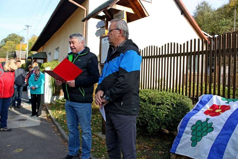 Na sto členů hradišťského KČT a občanů Košíku se v sobotu zúčastnilo pietního aktu s odhalením pamětní desky Zdeňku Sedláčkovi, ale i pochodu po turistické trase Skalky.