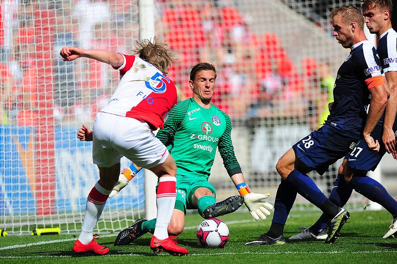 Fotbalové utkání HET ligy mezi celky SK Slavia Praha a 1. FC Slovácko 29. dubna v Praze. Milan Heča vs. Per Egli Flo.