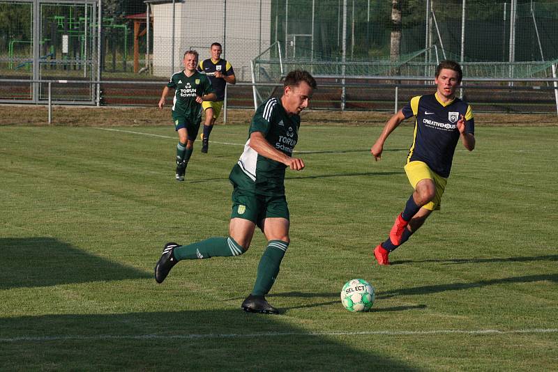 Fotbalisté Prakšic (modrožluté dresy) v I. kole krajského poháru Zlínska podlehli favorizované Nivnici 0:3.