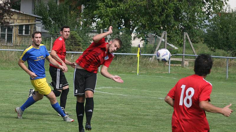 Fotbalisté Prakšic (modré dresy) vstoupili do nové sezony domácí výhrou nad Babicemi 1:0.