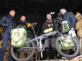 Miroslav Šlegl po návratu z cesty po Jižní Americe a dalších několika kontinentech dorazil na kole na Masarykovo náměstí v Uherském Hradišti. 