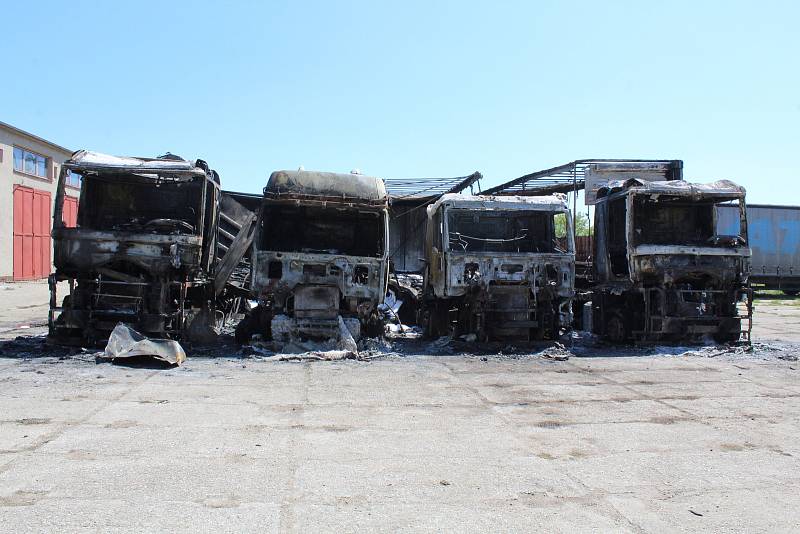 Plameny šlehající až do výše osmi metrů, černý dým valící se k noční obloze, exploze vybuchujících pneumatik a řinčení skla oken, pukajících pod nárazem tlakových vln. Tato scéna jako z válečného filmu se naskytla hasičům, kteří v pondělí krátce po druhé 