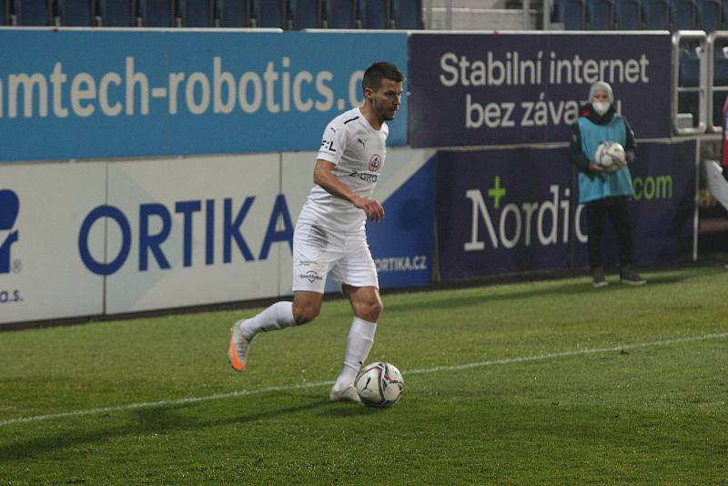 Fotbalisté Slovácka (bílé dresy) se v osmifinále MOL Cupu utkali s Karvinou.