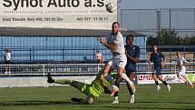 Fotbalisté Slovácka (bílé dresy) na úvod letní přípravy přehráli druholigový Vyškov 6:1.