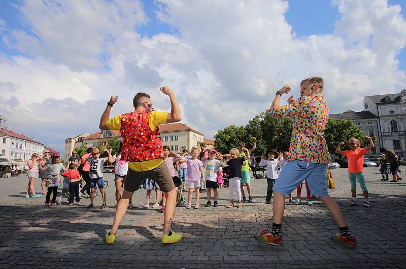 Magic festival 2018 v Uherském Hradišti. Kouzelné náměstí na Masarykově náměstí. Kouzelník Mišuge a Maxi (vpravo)