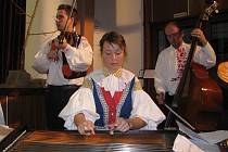 V sále obecního domu se představily rovnou tři cimbálové muziky - ta domácí i s mladou CM Višňa, a také Burčáci z Míkovic.