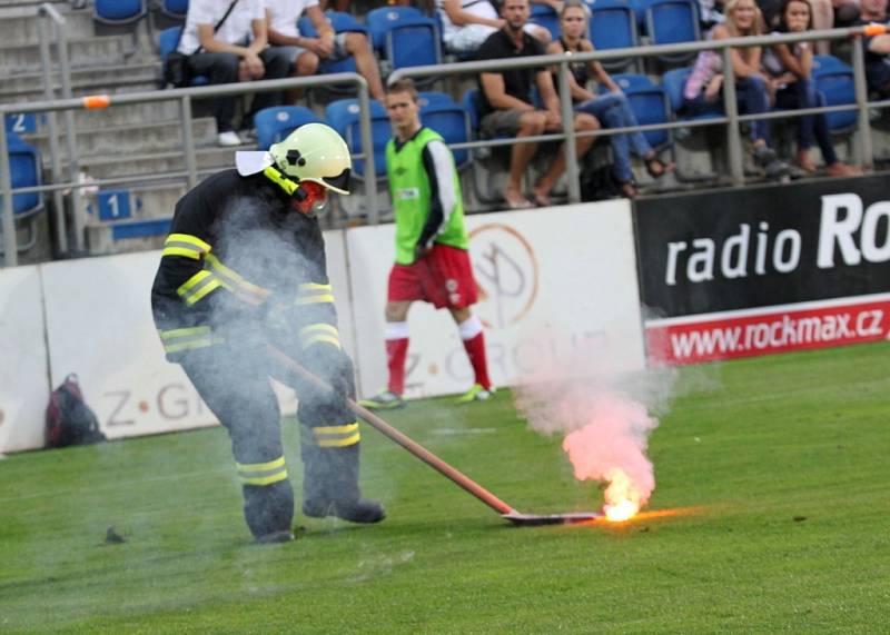 Z tábora brněkských fanoušků často létaly na hřiště světlice.