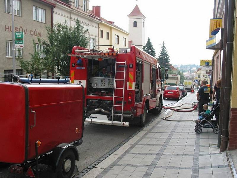 Voda z prasklého potrubí zaplavila několik sklepů v centru Uh. Brodu.