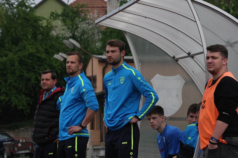 Fotbalisté Hluku (fosforové dresy) ve šlágru 21. kola krajské I. A třídy skupiny B remizovali s Osvětimany 3:3.