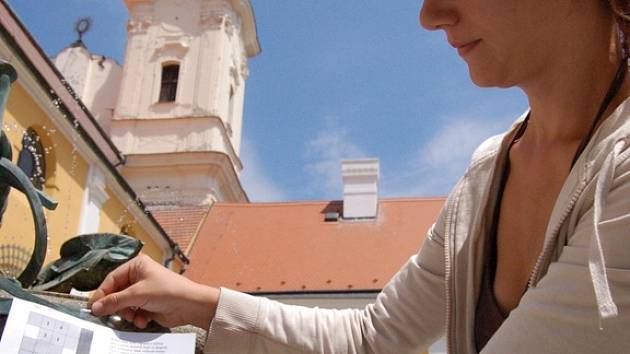 Zprávy s vědomostními otázkami pro soutěžící budou pečlivě ukryty na jednotlivých stanovištích. 