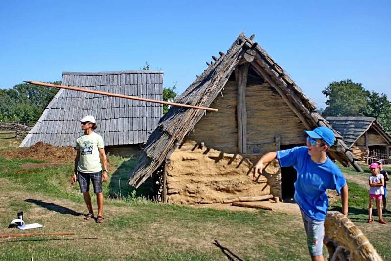 Skanzen na Modré provoněl med, medovina a máslo 