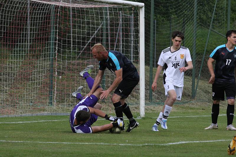 Fotbalisté vedoucích Osvětiman (tmavé dresy) v sobotu doma podlehli třetím Bojkovicím 2:4.