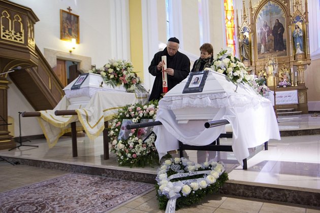 Ve farním kostele svatého Cyrila a Metoděje v Březové na Uherskohradišťsku se 17. listopadu konal pohřeb sester ze sousední obce Lopeník, kde společně s dalšími dvěma dívkami 10. listopadu tragicky zahynuly při automobilové rallye.