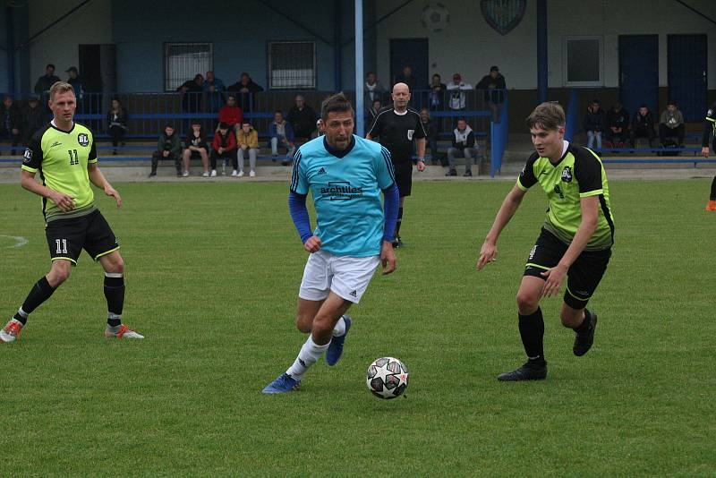 Fotbalisté Polešovic (světle modré dresy) v 10. kole krajské I. B třídy skupiny C zdolali doma na hody Lhotu 3:1.