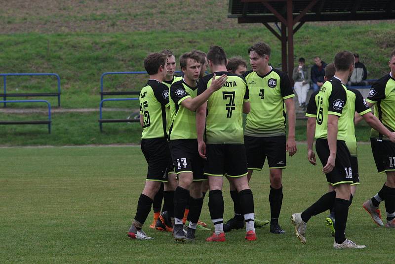 Fotbalisté Polešovic (světle modré dresy) v 10. kole krajské I. B třídy skupiny C zdolali doma na hody Lhotu 3:1.