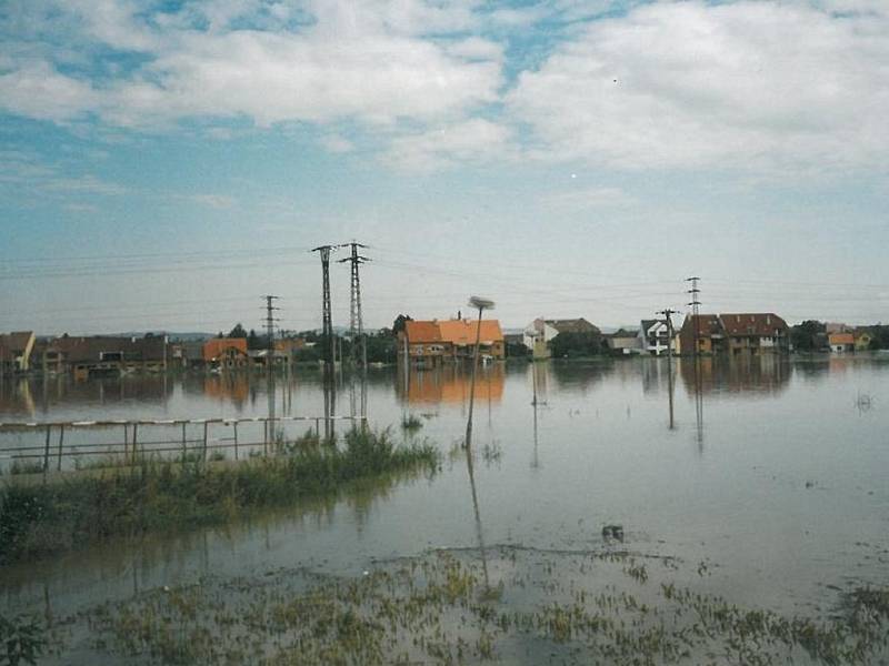 Pohled na zatopenou staroměstskou část. Červenec 1997