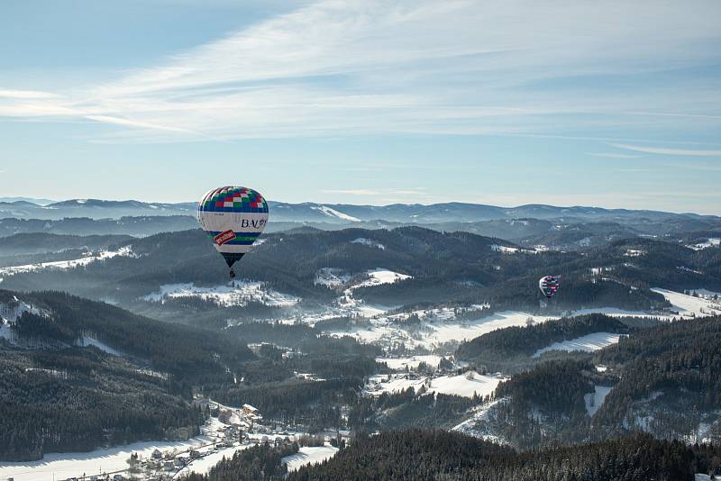 Přelet přes Lysou horu zvládl jediný ze tří balonů. Výhledy na Moravskoslezské Beskydy byly úchvatné.