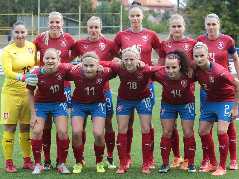 České fotbalistky (v červených dresech) porazily na stadionu Širůch ve Starém Městě Slovensko 2:0