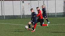 Fotbalisté Slovácka B (modré dresy) v přípravném zápase porazili divizní Hodonín 2:0. Oba góly vstřelil Pavel Juroška.