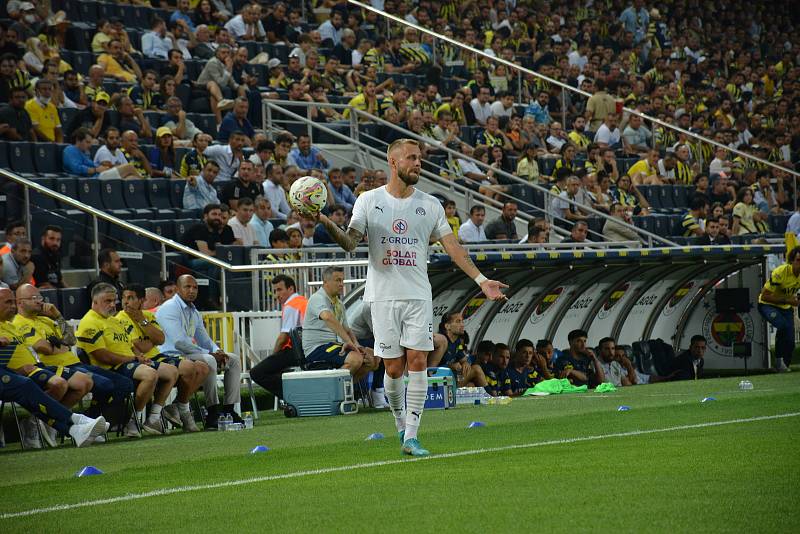 Fotbalisté Slovácka (bílé dresy) ve čtvrtek večer vyzvalo Fenerbahce Istanbul. Foto: 1. FC Slovácko