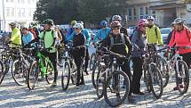 Příznivci cyklistiky a vína se 9. října dopoledne vydali z Masarykova náměstí v Uherském Hradišti do okolí v rámci tradiční akce s názvem Na kole vinohrady Uherskohradišťska.