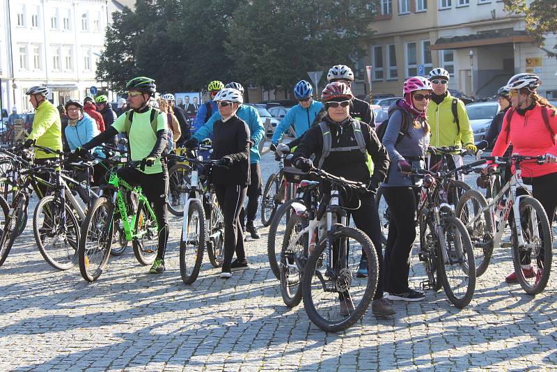 Příznivci cyklistiky a vína se 9. října dopoledne vydali z Masarykova náměstí v Uherském Hradišti do okolí v rámci tradiční akce s názvem Na kole vinohrady Uherskohradišťska.