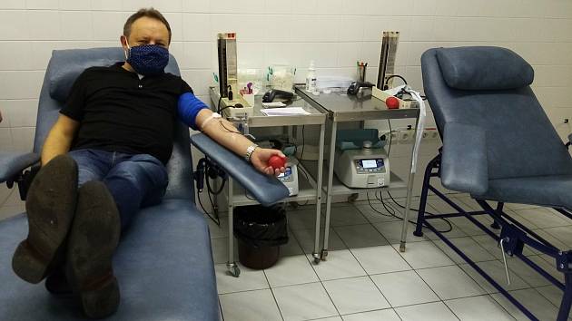 Šéfredaktor Slováckého deníku Pavel Bohun při svém 100. odběru krve v transfuzní stanici Uherskohradišťské nemocnice.