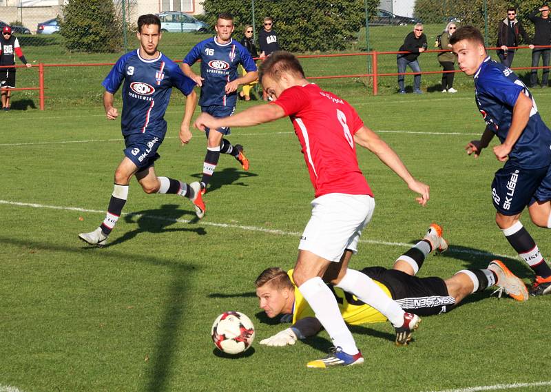 Fotbalisté Uherského Brodu (v červených dresech) podlehli v 10. kole MSFL vedoucí Líšni 0:4.