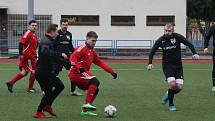 Fotbalisté Dolního Němčí (černé dresy) v zahajovacím utkání jubilejního dvacátého ročníku Gambrinus Cupu podlehli Mladcové 0:2.