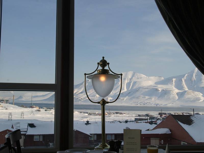 Longyearbyen - výhled z jídelny.