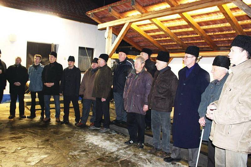 Mužský sbor Tupešané zapěl divákům staré vánoční písně a koledy.