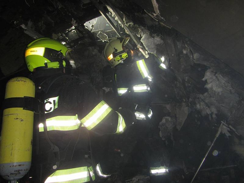 Požár rodinného domu v Babicích: škoda za milion korun.