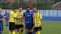 Fotbalisté Kunovic (žluté dresy) v 5. kole krajské I. A třídy skupiny B podlehli favorizovaným Zborovicím 1:2.