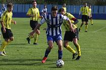 Fotbalisté Kunovic (žluté dresy) v 9. kole krajské I. A třídy skupiny B podehli doma Nedachlebicím 0:3 a v tabulce zůstali předposlední.