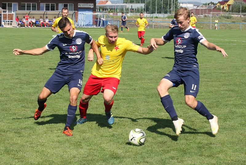 Fotbalisté Kroměříže (ve žlutých dresech)  klopýtli hned na startu nové sezony, když v Kunovicích podlehli béčku Slovácka 3:4.