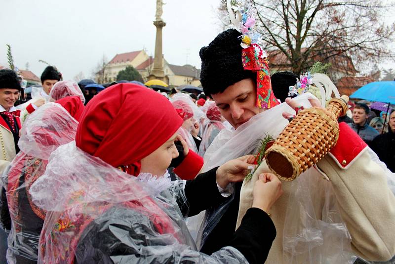 HODY. Dobrou náladu při martinských hodech v Buchlovicích déšť nepokazil.