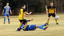 Fotbalisté Ostrožské Lhoty (žlutočerné dresy) ve čtvrtfinále Poháru OFS Uherské Hradiště podlehli Hluku B 1:2.