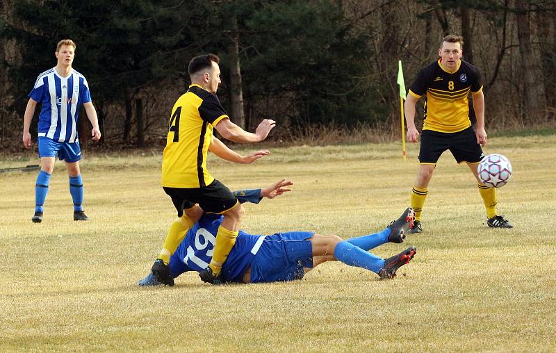 Fotbalisté Ostrožské Lhoty (žlutočerné dresy) ve čtvrtfinále Poháru OFS Uherské Hradiště podlehli Hluku B 1:2.